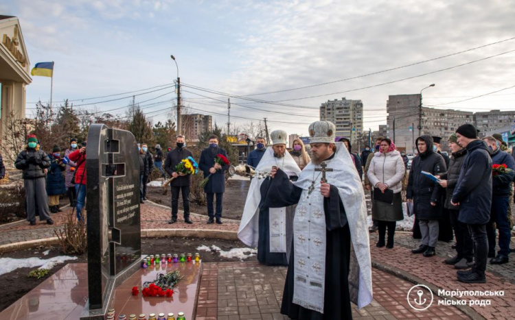 В Мариуполе молитвой и звуком сирен почтили память жертв обстрела «Восточного»