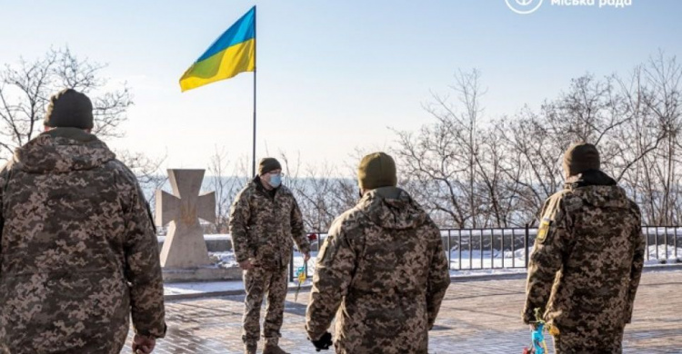 Память защитников Донецкого аэропорта почтили в Мариуполе
