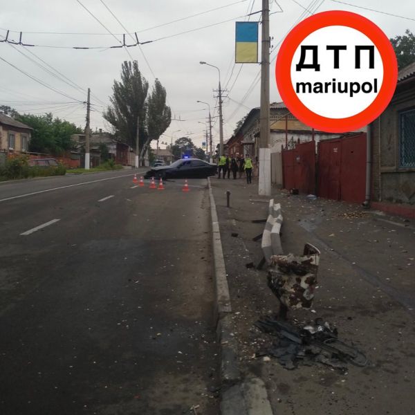 Водитель раскурочил автомобиль и отбойник в Мариуполе
