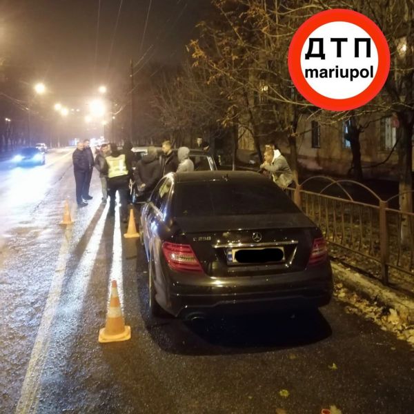 Тройное ДТП: в Мариуполе легковушка разбила припаркованные автомобили