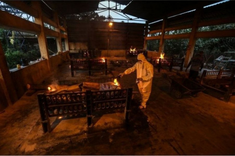 Тела умерших сжигают на улицах: в Индии «коронавирусная» катастрофа