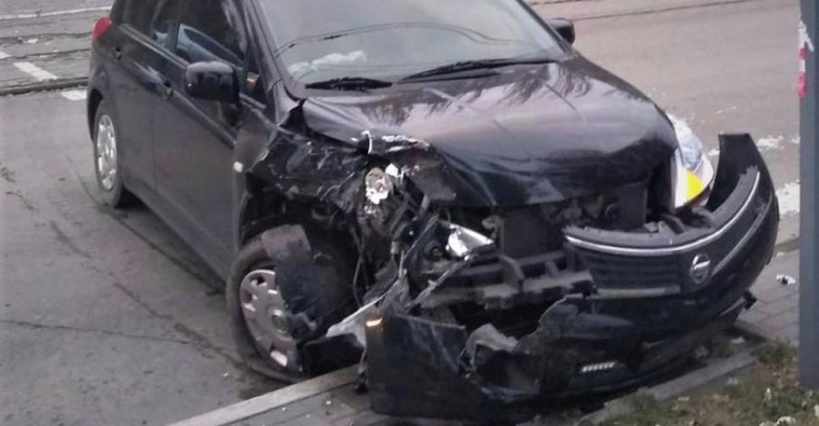 В Мариуполе – всплеск ДТП за сутки. При аварии с автобусом пострадал водитель легковушки