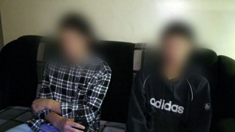 Из Киева в Мариуполь без ведома родителей и документов: полицейские прервали путешествие двух подростков (ВИДЕО)