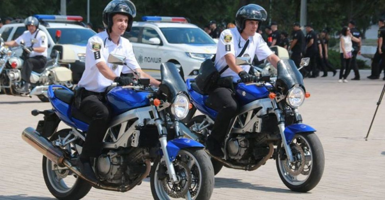 Полиция Мариуполя пересела на лошадей и мотоциклы (ФОТО)