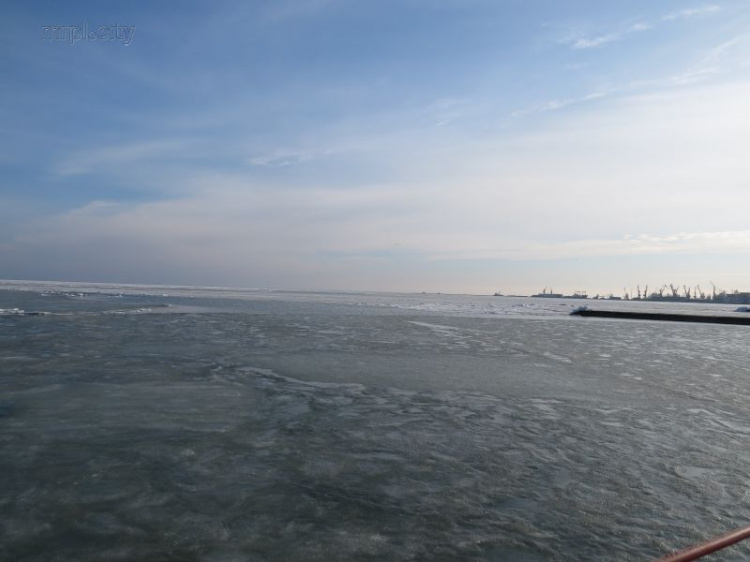 На замершем в марте море у Мариуполя выросли торосы (ФОТО)