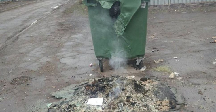 Вандалы продолжают «партизанскую войну» против чистоты Мариуполя (ФОТО)