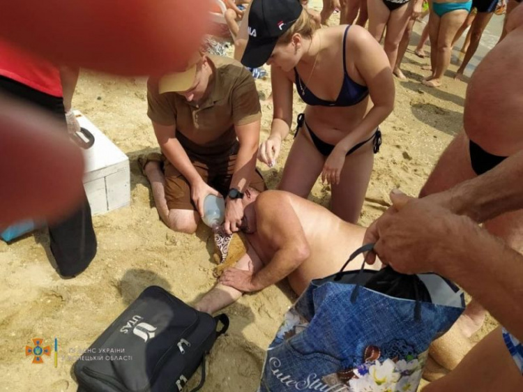 На пляже курортного поселка под Мариуполем реанимировали мужчину