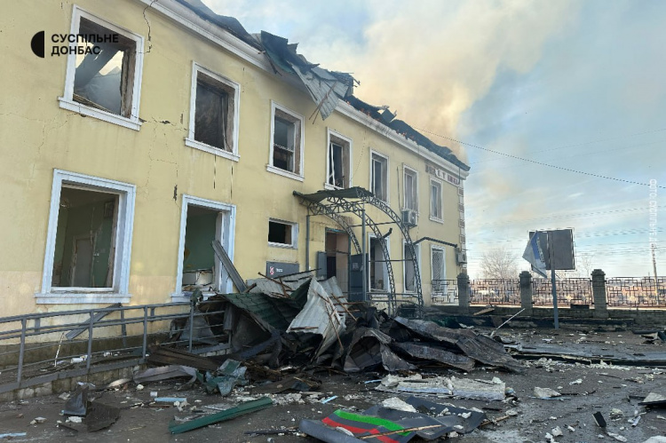 Окупанти масовано обстріляли Костянтинівку: зруйновано залізничний вокзал, поранено людину