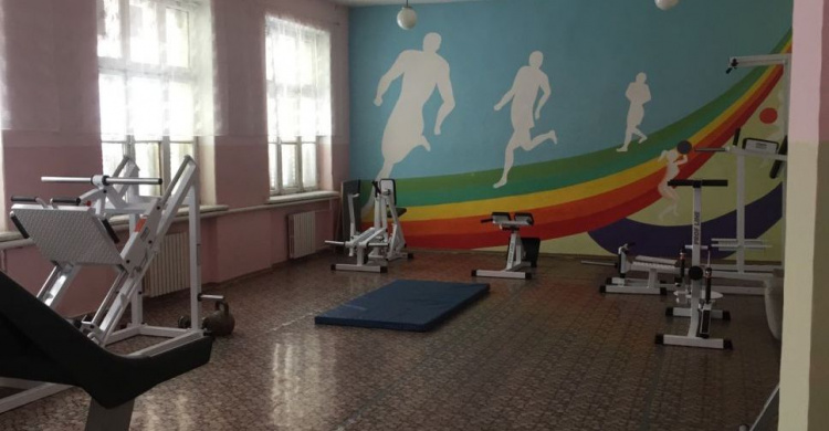 Победители «Школы Николая Сталеварова» в Мариуполе завершают ремонт спортзала (ФОТО)