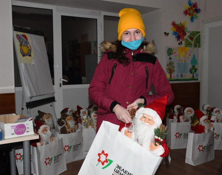В канун Нового года «Зеленый центр Метинвест» раздал детворе подарки