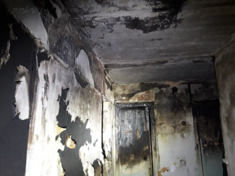 Спасатели в Мариуполе вытащили из горящей квартиры 7 человек (ФОТО)