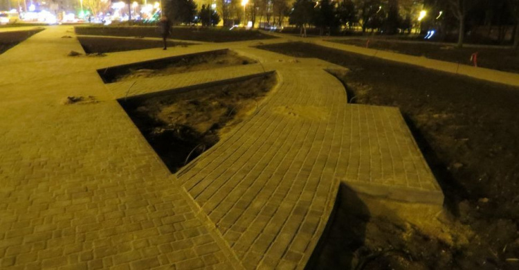 В Мариуполе завершена основная часть реконструкции аллей Административной площади (ФОТОФАКТ)