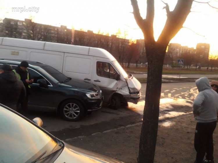 В Мариуполе столкнулись два немецких автомобиля (ФОТОФАКТ)