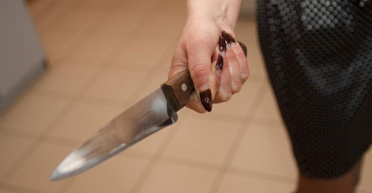 Страсти в пьяном угаре: мариупольчанка ударила сожителя ножом