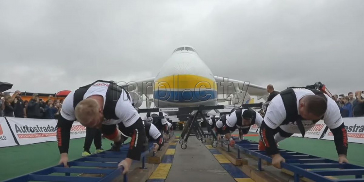 Мариуполец Александр Лашин установил мировой рекорд: восемь силачей протянули самый большой в мире самолет