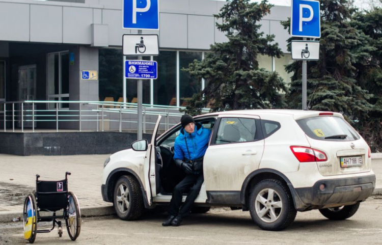 В Мариуполе активисты маркируют места парковки для людей с инвалидностью (ФОТО)