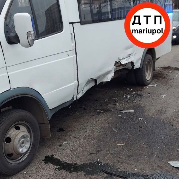В Мариуполе в результате аварии легковушка отлетела в автобус