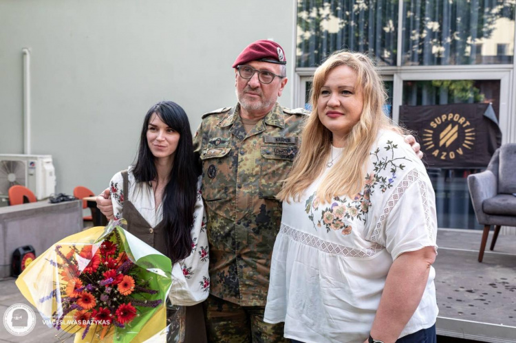 Українська художниця відкрила в Литві виставку, присвячену оборонцям «Азовсталі»
