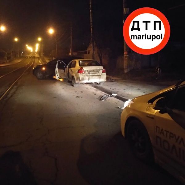 В Мариуполе припаркованный автомобиль попал в ДТП