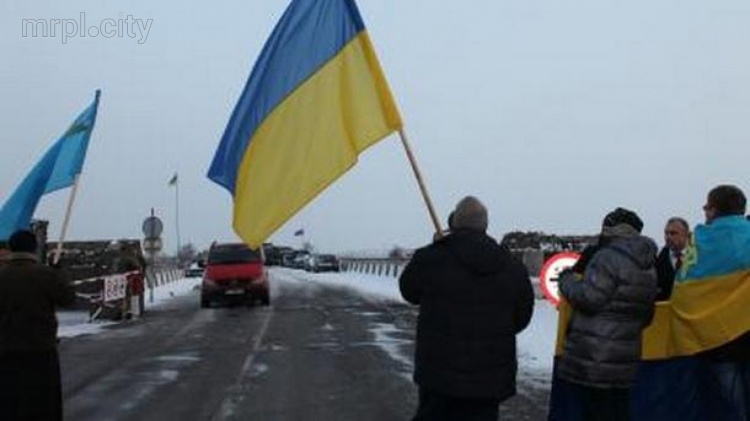 На границе Крыма мариупольцы развернули флаг Украины