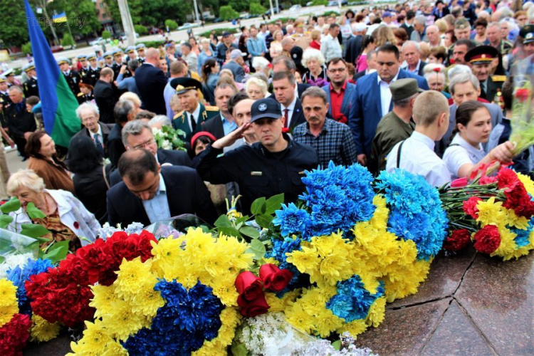 Низкий поклон ветеранам: в Мариуполе отметили День Победы (ФОТО)