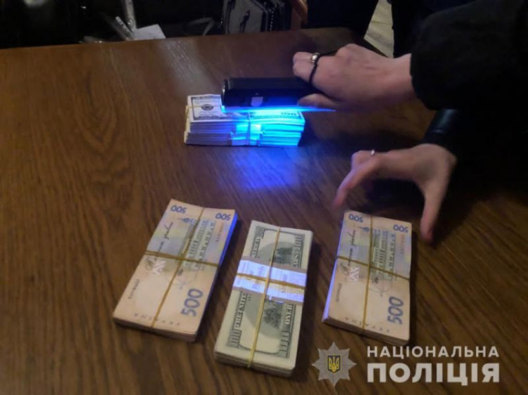 В Мариуполе чиновники получили взятку в более 2,3 млн гривен
