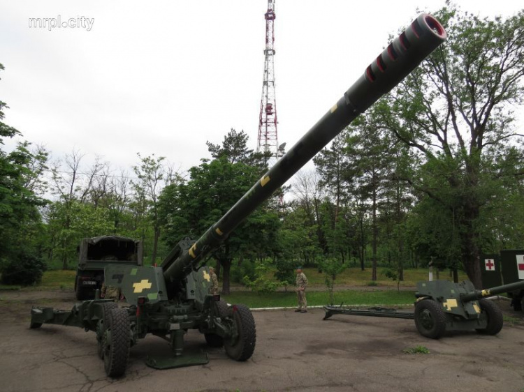 В мариупольском парке появились боевые машины и тяжелая артиллерия (ФОТО+ВИДЕО)