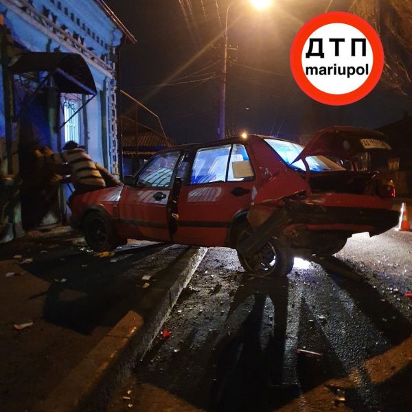 В Мариуполе автомобиль врезался в дверь магазина