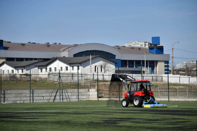 На тренировочной базе ФК «Мариуполь» улучшат газон (ФОТО)
