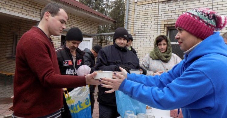 Накануне Рождества в Мариуполе организовали обед для малообеспеченных жителей (ФОТО)