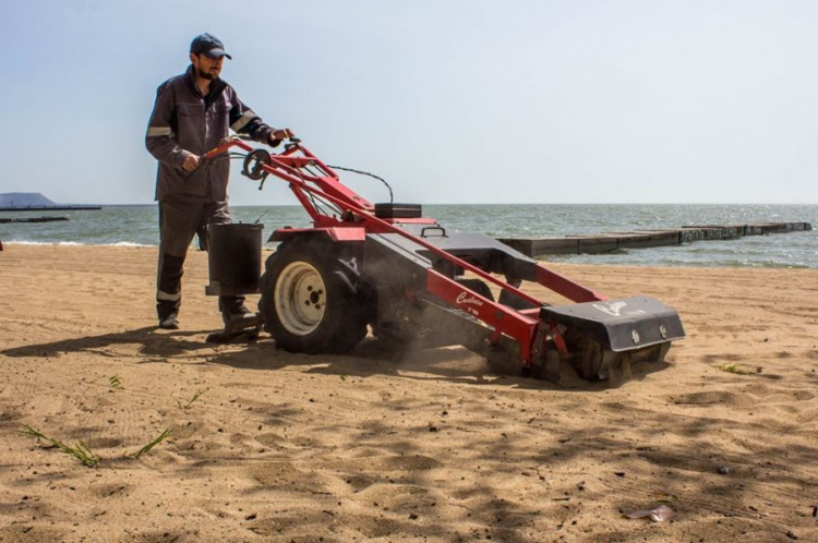 Мариупольские пляжи от мусора чистят итальянской техникой (ФОТО)