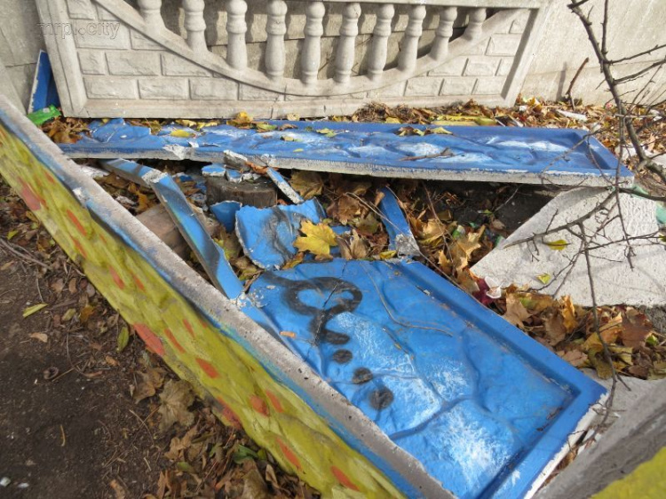 Акт вандализма в центре Мариуполя. Разрушено панно «Жизнь прекрасна» (ФОТОФАКТ)