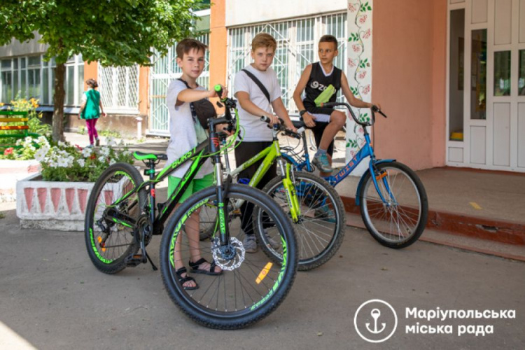 Возле мариупольских школ и вузов появляются велопарковки