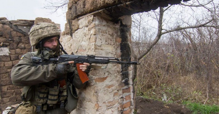 На Донбассе погиб украинский военный, еще один травмирован. Вблизи Мариуполя стреляют