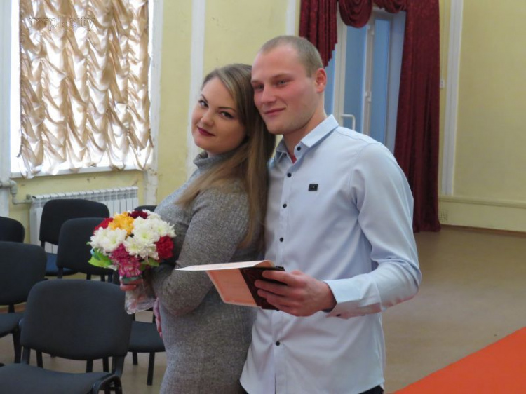 В День влюбленных «брак за сутки» объединит в Мариуполе 2100-ю семью (ФОТО+ВИДЕО)