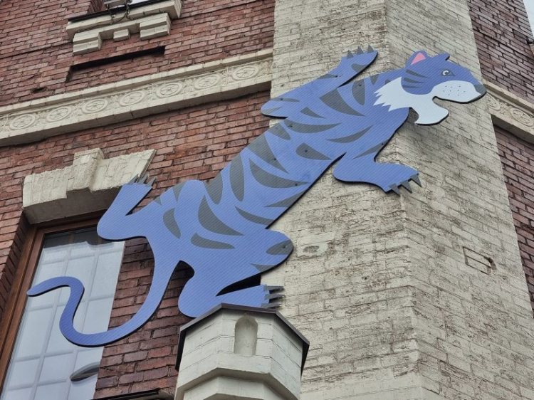 Синий тигр «залез» на водонапорную башню Мариуполя