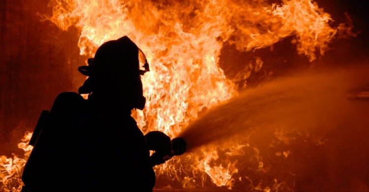 В Мариуполе  для тушения пожара в баре привлекли 20 пожарных и пять спецмашин