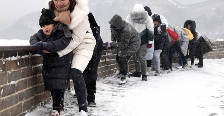 Великая Китайская стена стала «ледяной горкой» (ФОТО+ВИДЕО)