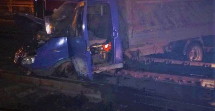 Аварии в Мариуполе: «гармошка» на пост-мосту, наезд тепловоза на «Газель» и сбитые пешеходы