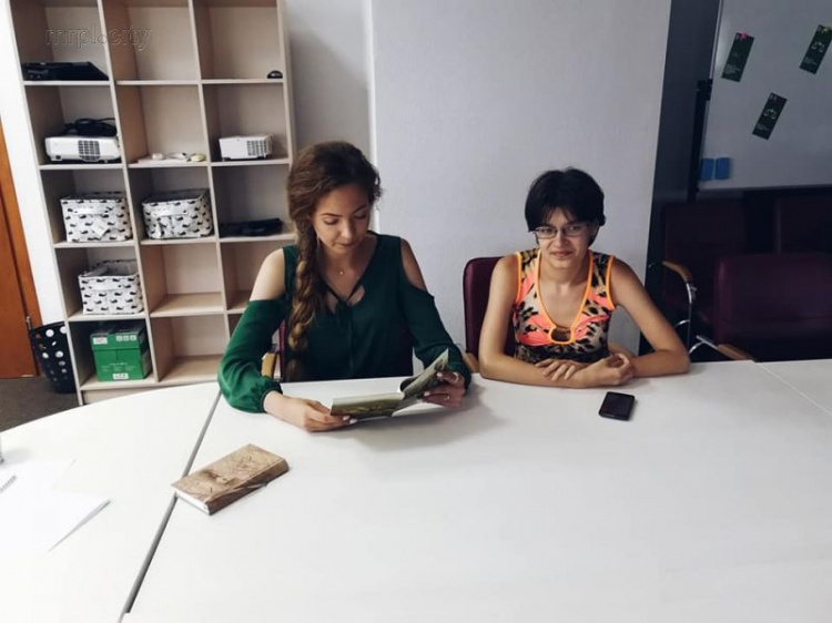 На рекорд: мариупольские студенты сутки читали поэзию «співучою мовою» (ОНЛАЙН ТРАНСЛЯЦИЯ)