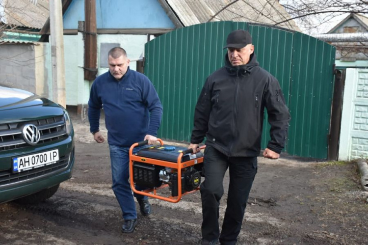 Жителям обстрелянного поселка на Донбассе помогут восстановить дома