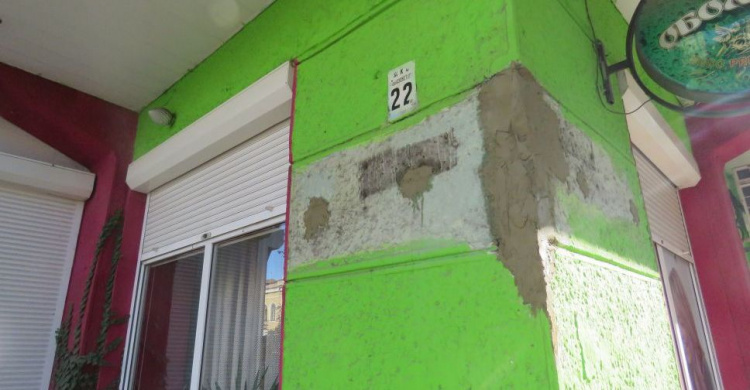 Вандалы в центре Мариуполя разбили мемориальную доску (ФОТО)