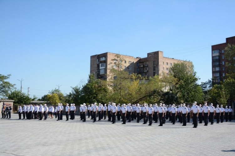 В Мариуполе 125 курсантов ДЮИ получили первые погоны