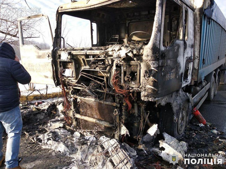 На трассе между Волновахой и Мариуполем загорелся грузовик с зерном (ФОТО)