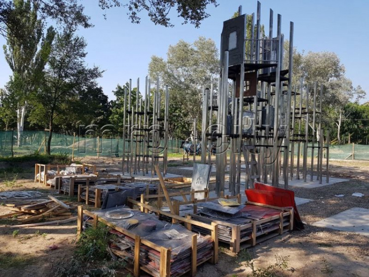 Детская площадка, сцена и фонтаны как проходит реконструкция в крупнейшем парке Мариуполя
