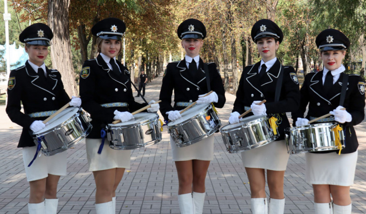 В Мариуполе девушки-барабанщицы отметили четвертую годовщину и зададут темп на День города