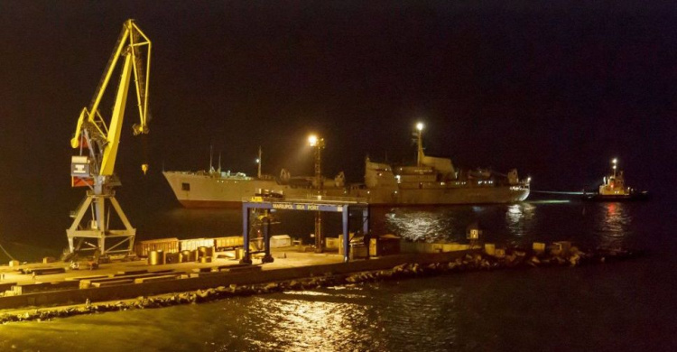Военные корабли, прошедшие под Керченским мостом, прибыли в Мариуполь (ФОТО)