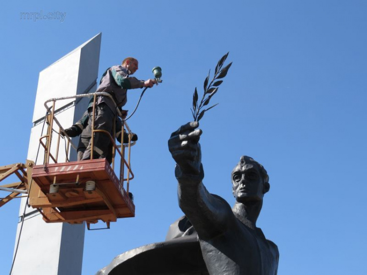 В Мариуполе высотники преображают памятник (ФОТО+ВИДЕО)