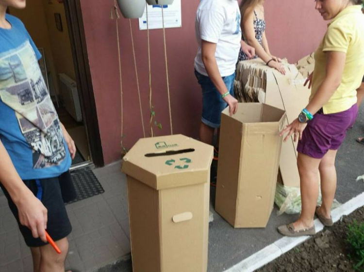 Школьники в Мариуполе самостоятельно собирают контейнеры для сортировки мусора (ФОТОФАКТ)