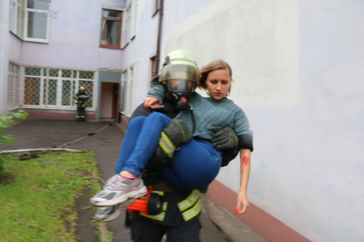 Из государственного университета в Мариуполе эвакуировали «пострадавших» (ФОТО+ВИДЕО)